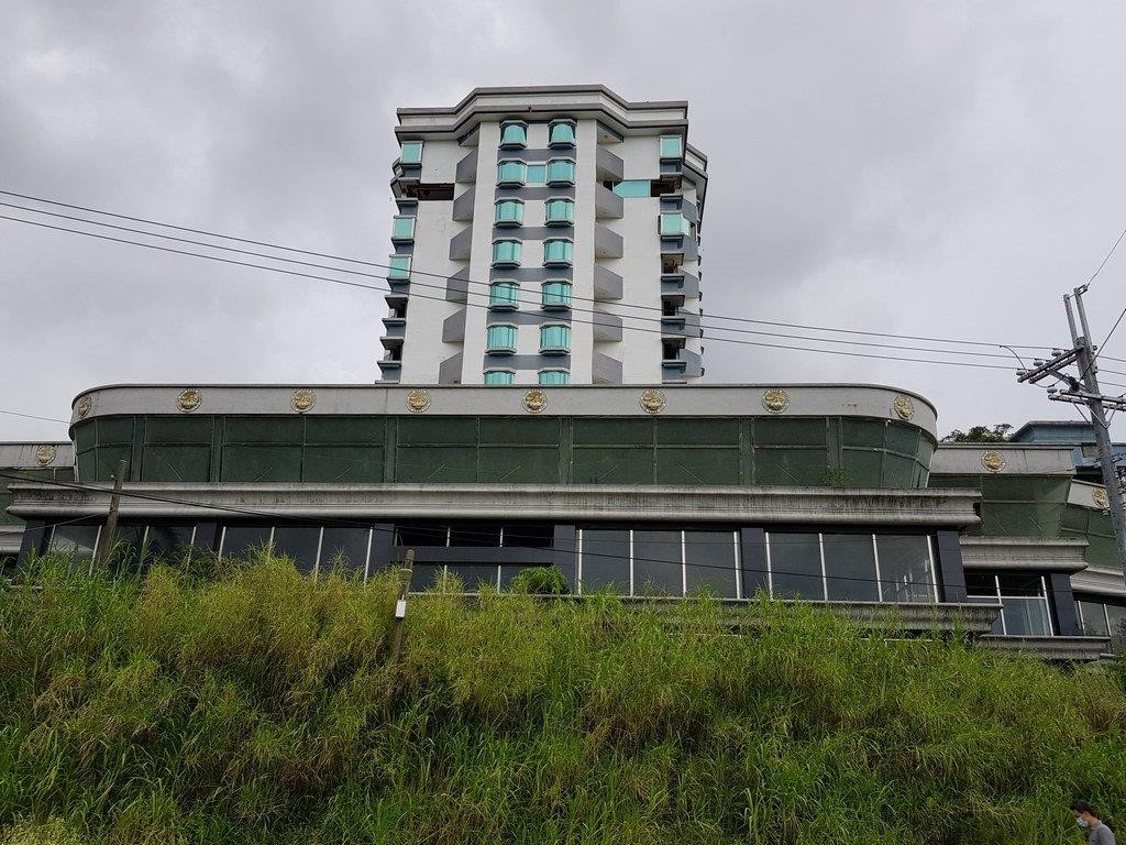 圖1:大社區觀音山段翠屏路旁未完工渡假會館進行三拍