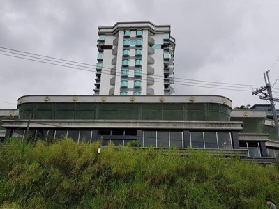 圖1：大社區觀音山段翠屏路旁未完工渡假會館進行三拍