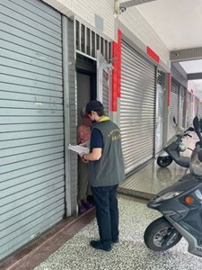 執行人員至滯欠百萬防疫罰鍰莊男住家現場執行