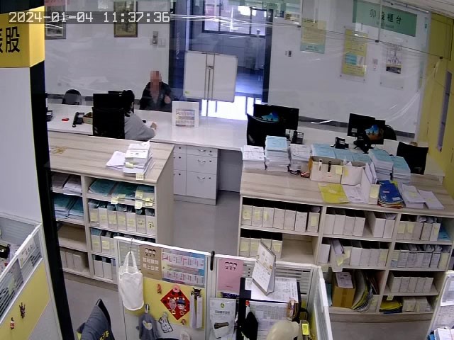 (圖片一)義務人至櫃檯辦理分期