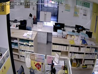 (圖片二)義務人至櫃檯辦理分期