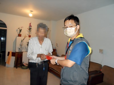 高雄分署致贈愛心慰助金給年邁獨居蕭姓義務人-
