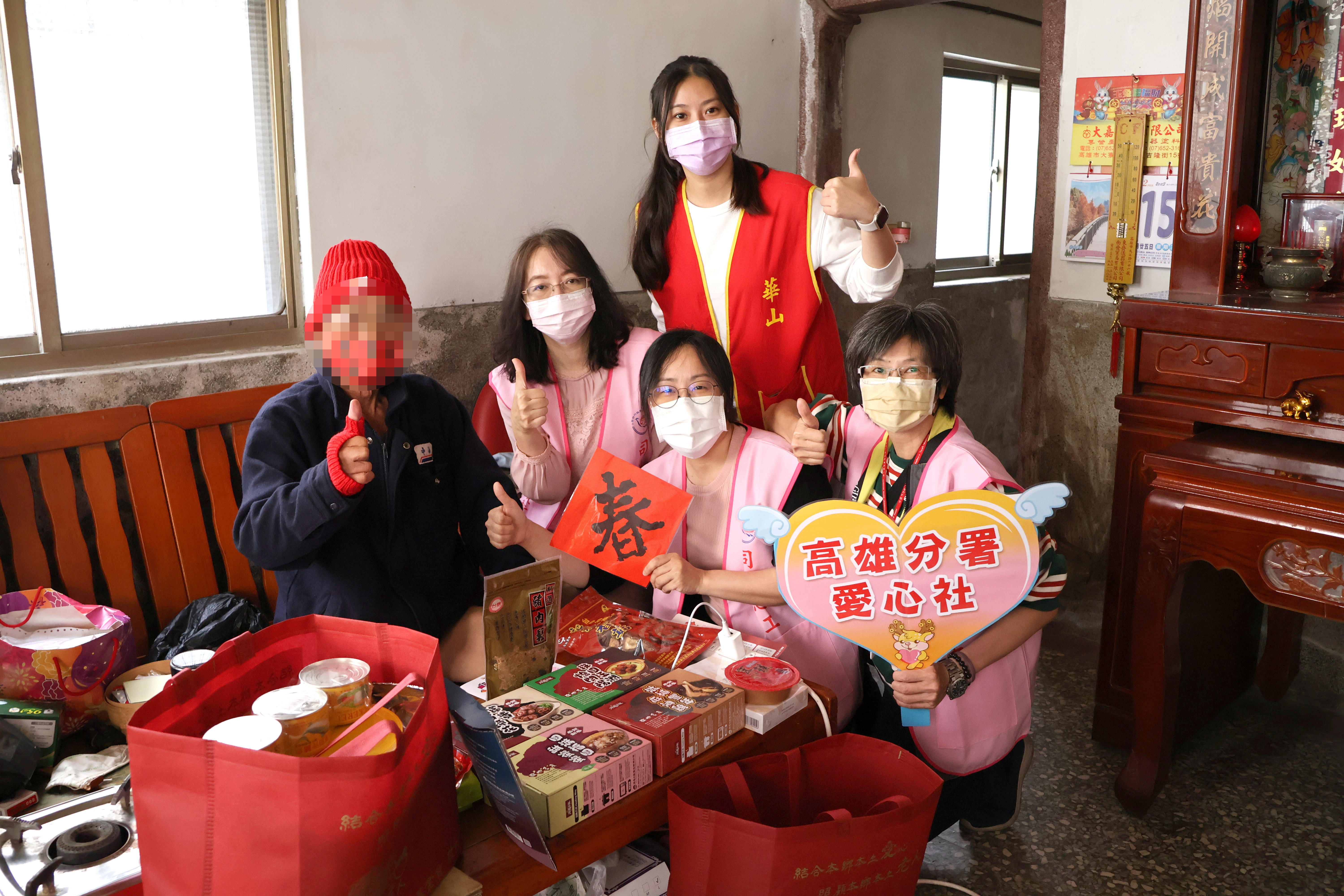 高雄分署愛心社致贈年菜及物資給弱勢長者周姓阿公01