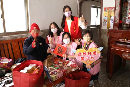 高雄分署愛心社致贈年菜及物資給弱勢長者周姓阿公01