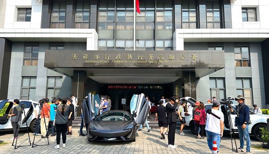 圖片：高雄分署五打七安聯合拍賣會-賞車會現場