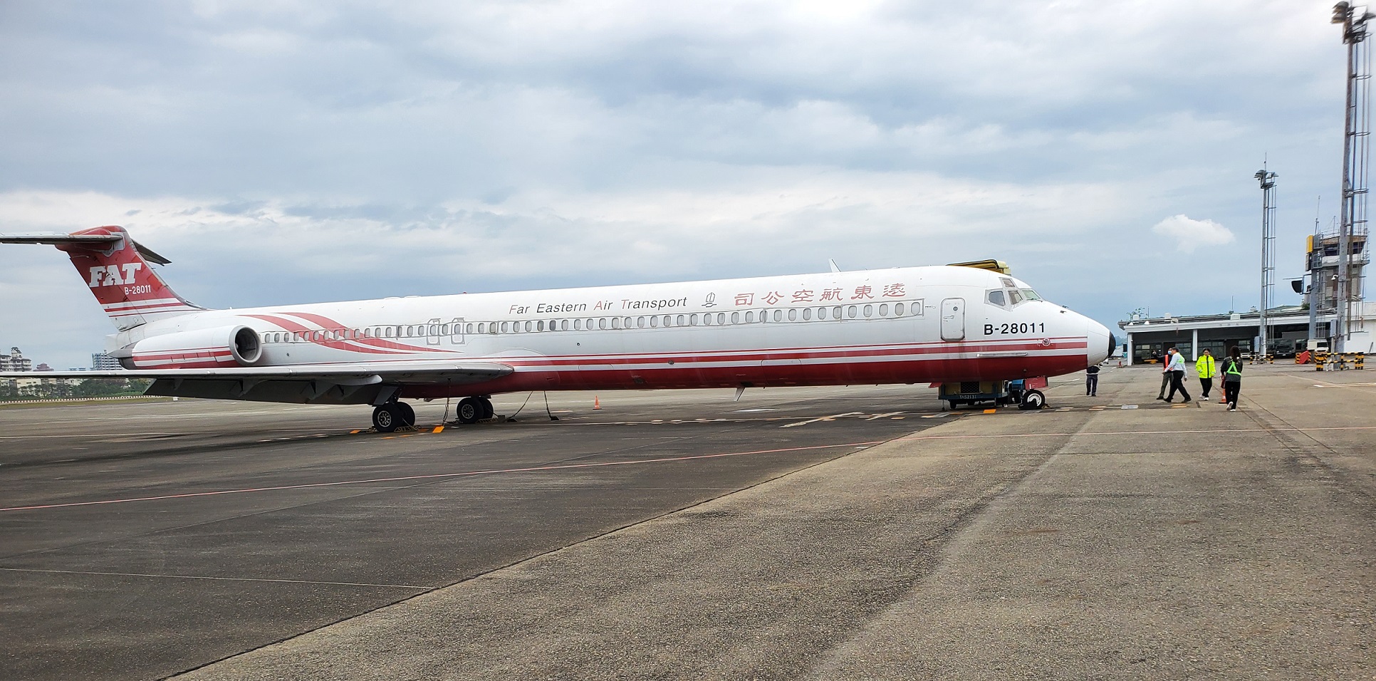 本航空器目前停放於高雄國際機場
