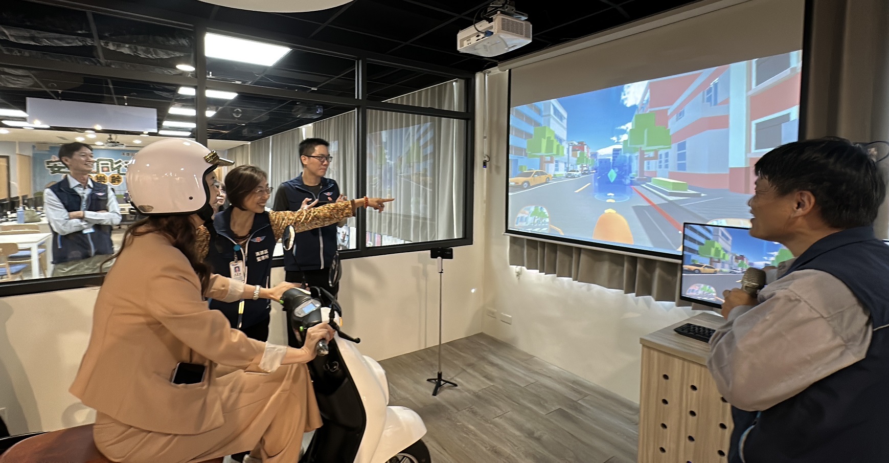 楊分署長戴上安全帽體驗微型電動二輪車AR