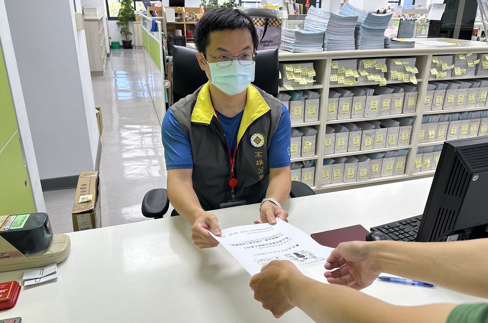 書記官交付酒癮戒治宣導單給義務人