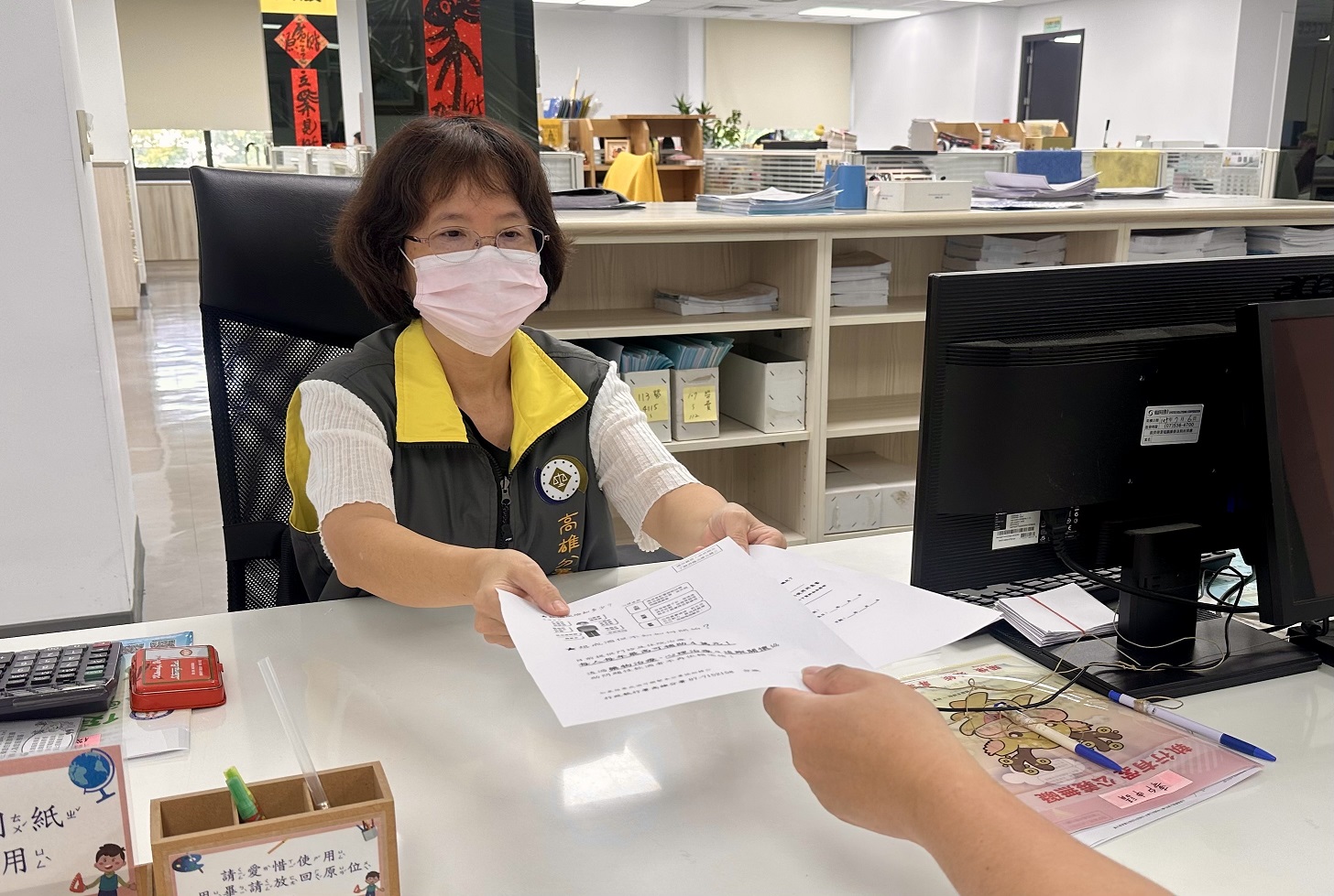 執行員將酒癮轉介資料交給義務人